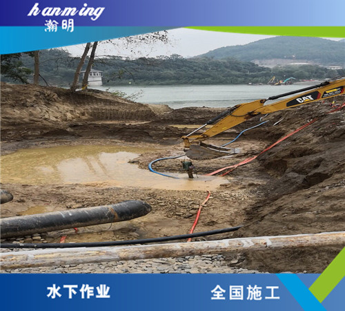 安装水下供水管道