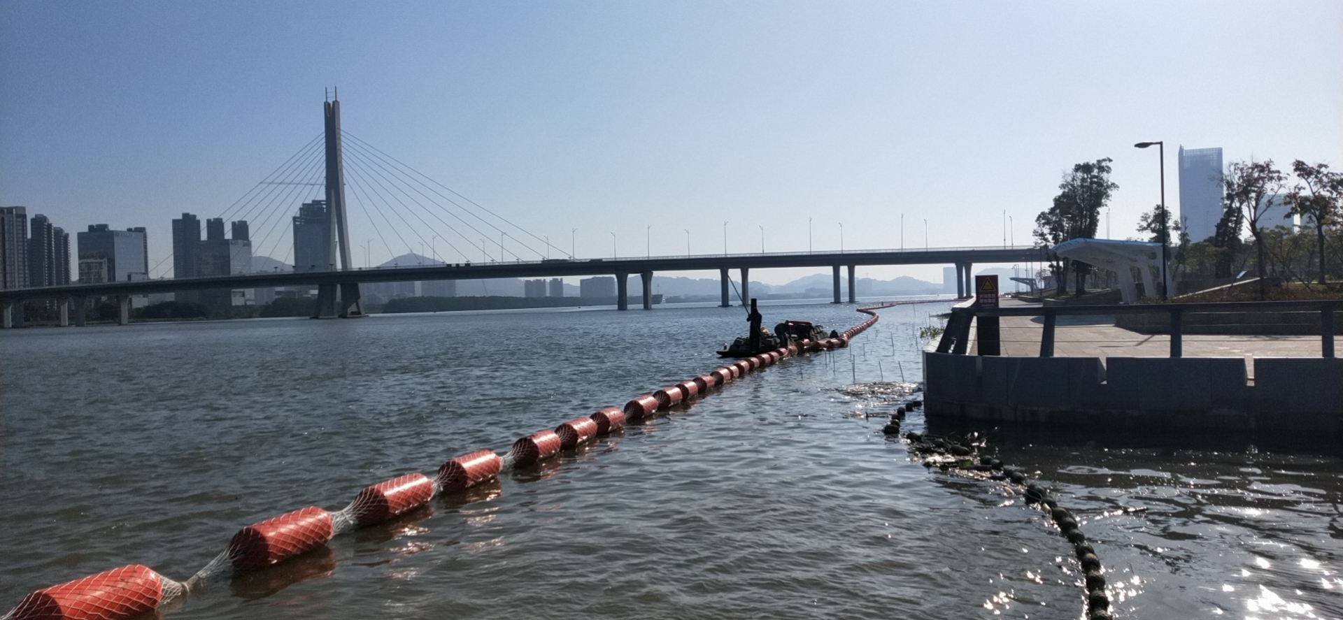 水下 “织网”：过河管道铺设搭建供水新桥梁